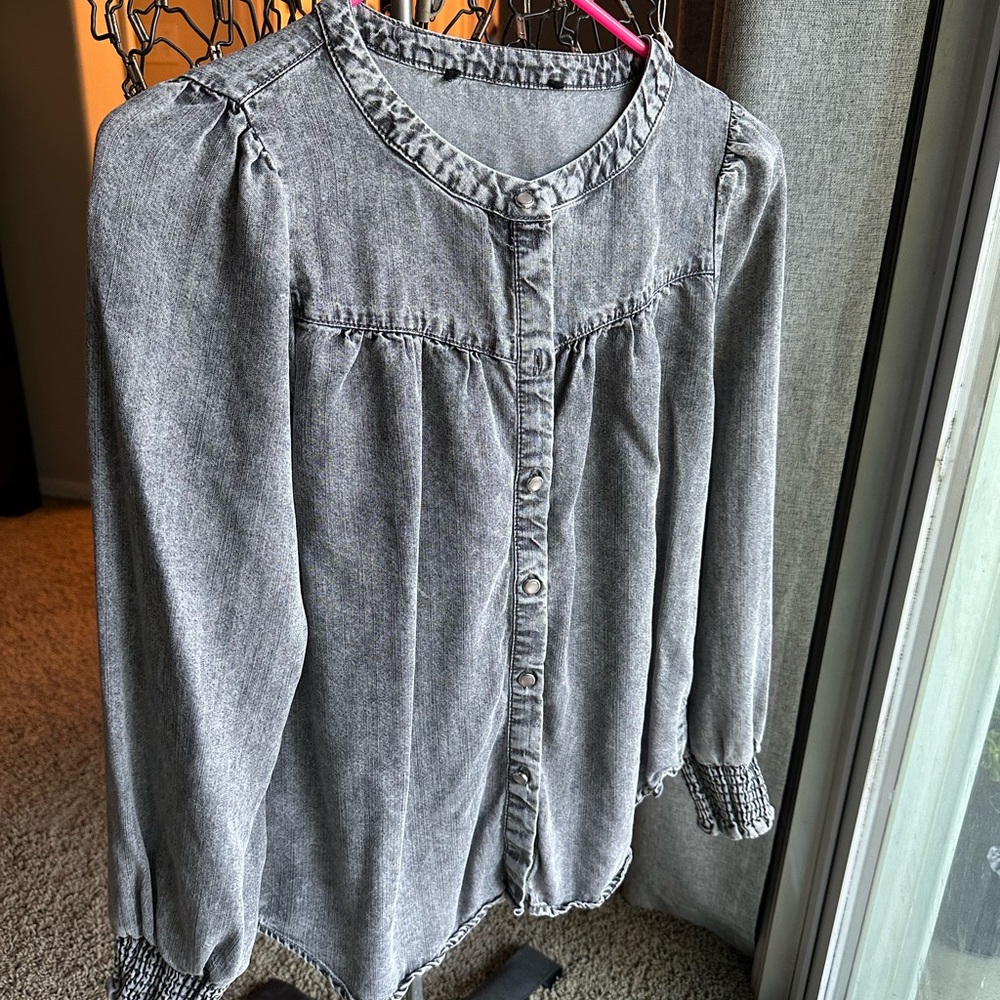 Women's Gray Button-Up Top